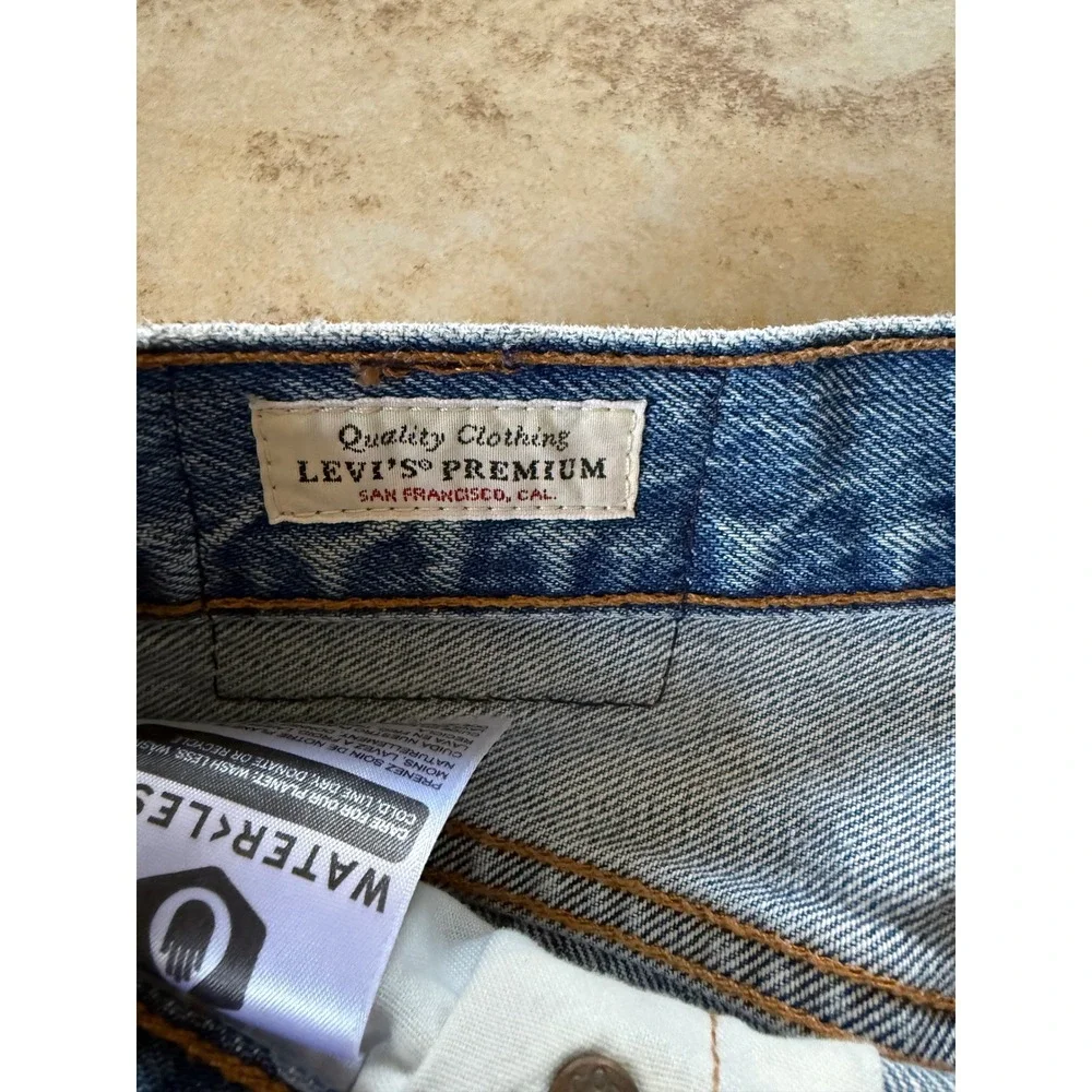Levis Premium 501 Straight Distressed Light Wash Jeans 29 x 28 High Rise Button